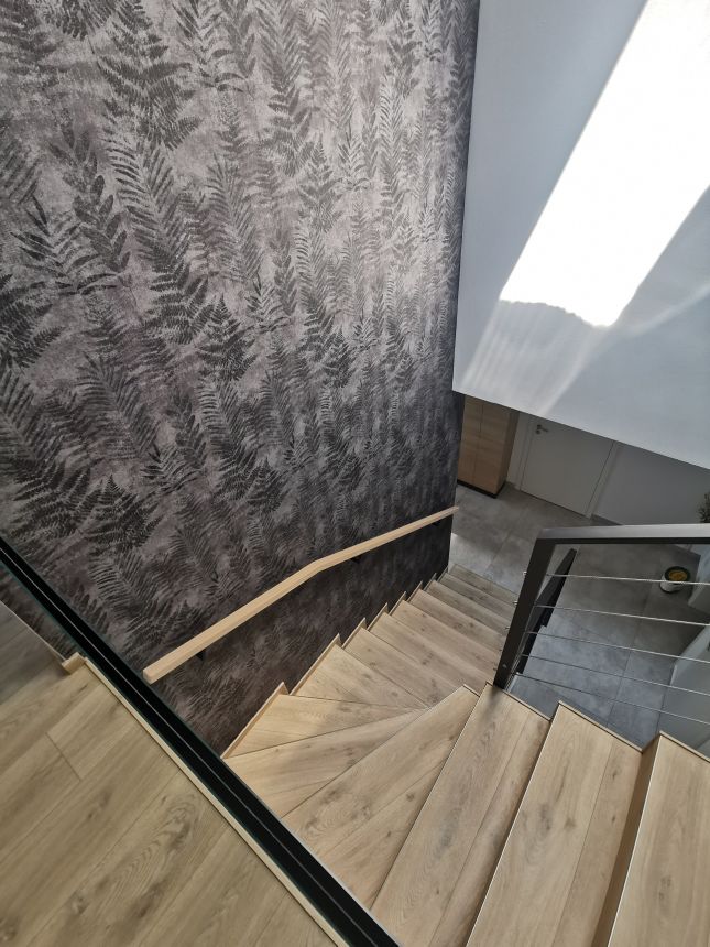 Obrázek - Realizácia schodiska s tapetou na stenu z kolekcie Passenger
