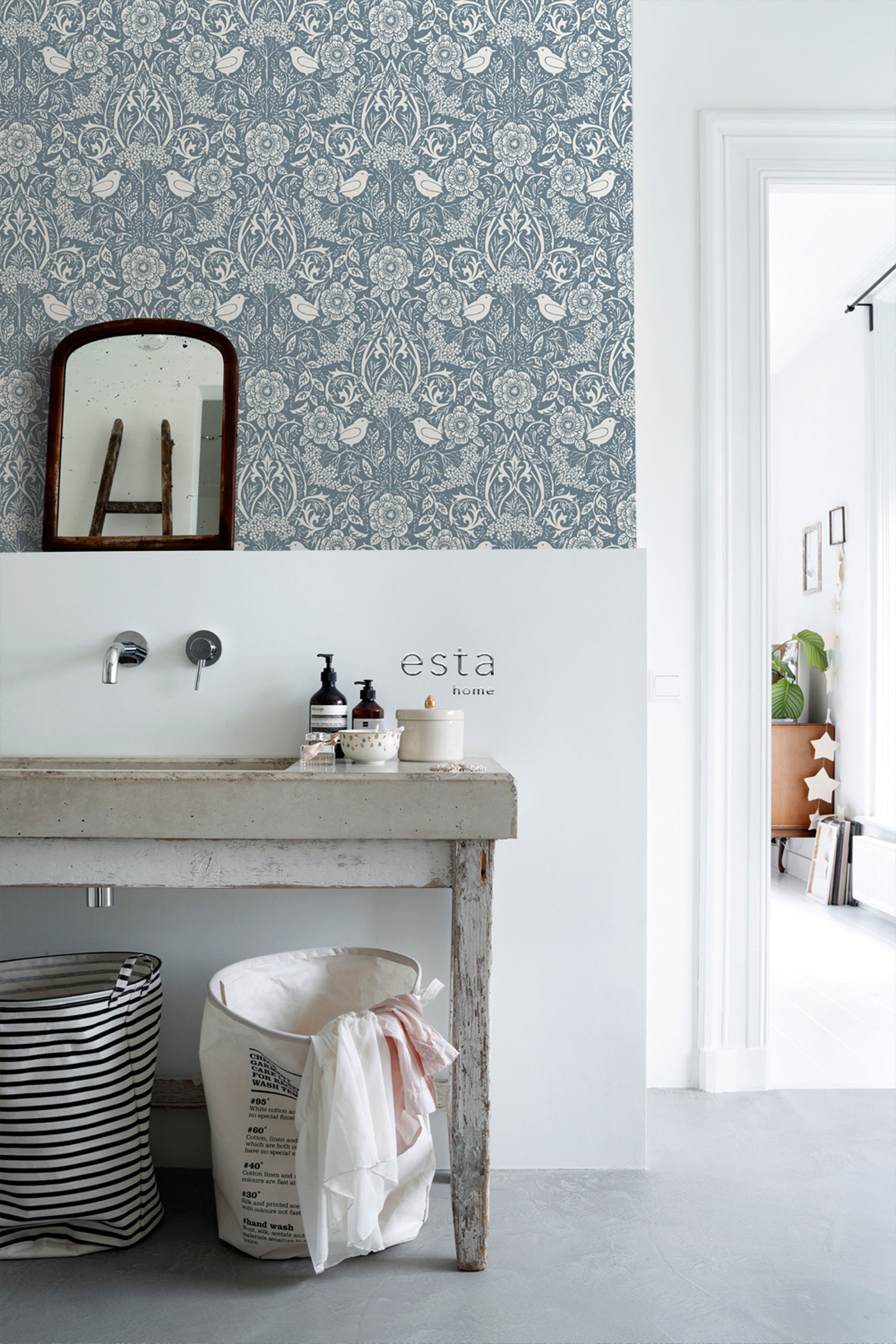 Modrá vliesová tapeta s rastlinami a vtáčikmi, 139477, Vintage Flowers, Esta Home