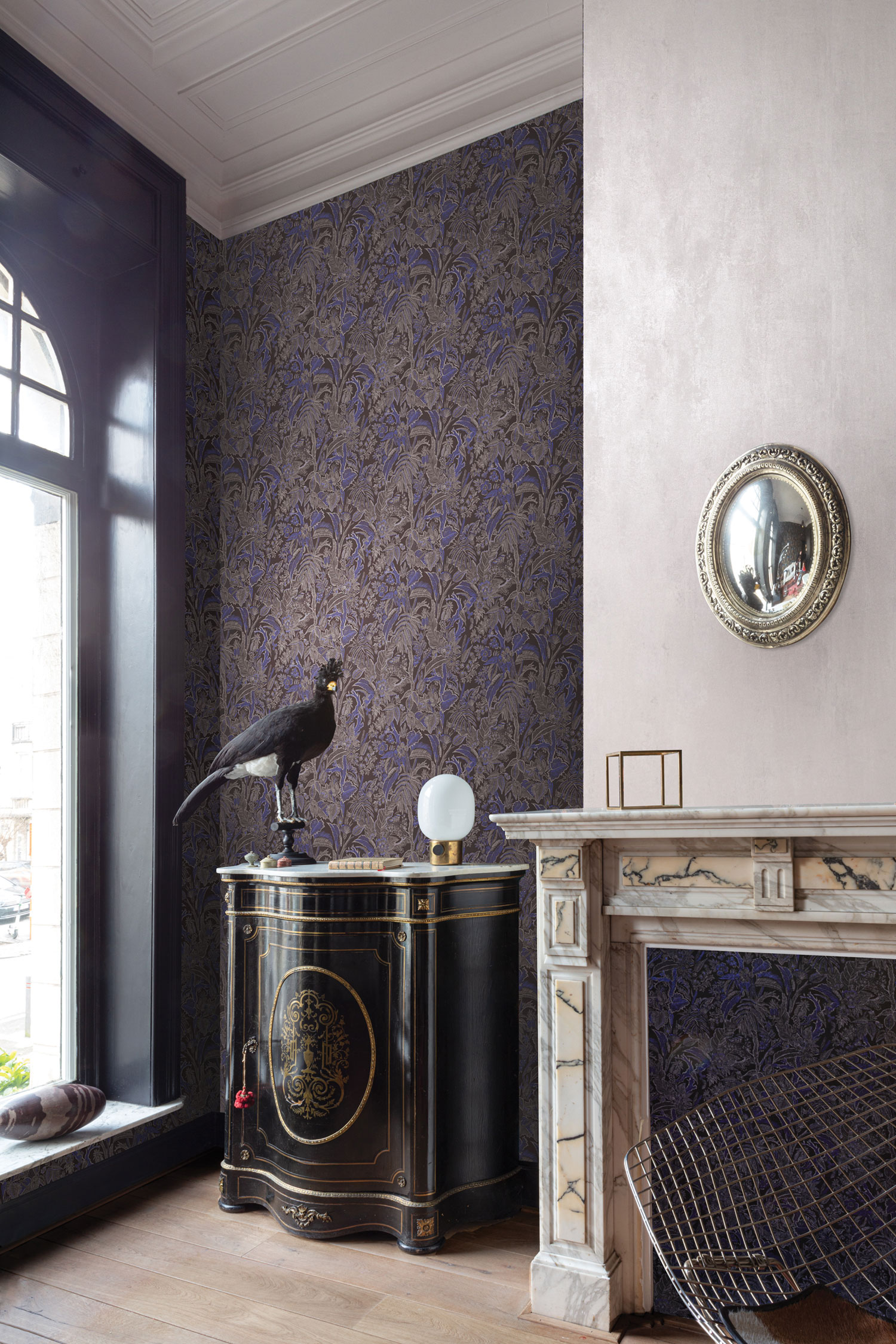 Čierno-modrá vliesová tapeta s kvetinami a listami, SUM503, Summer, Khroma by Masureel