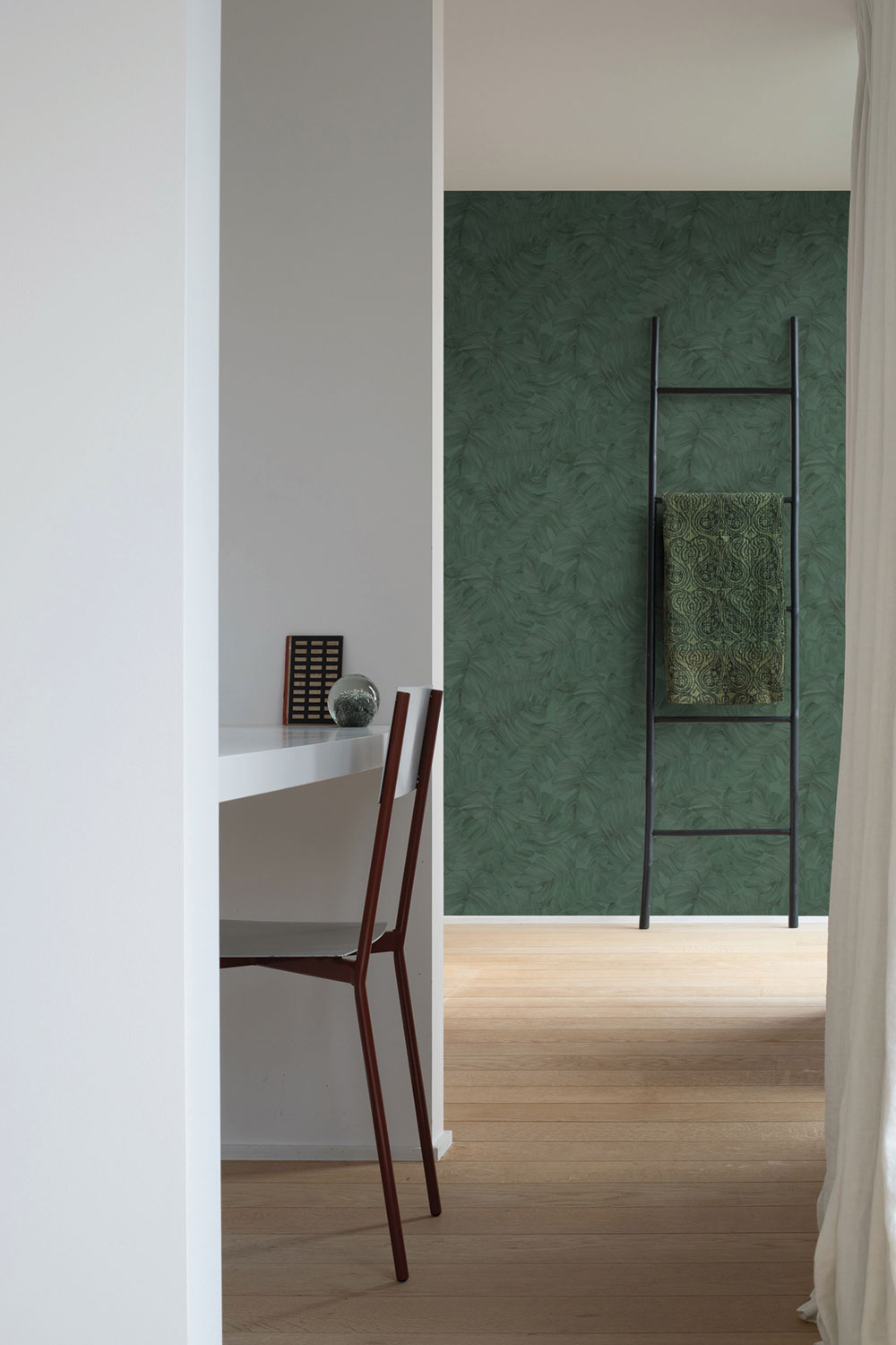 Zelená plastická vliesová tapeta s listami, A67601, Vavex 2026